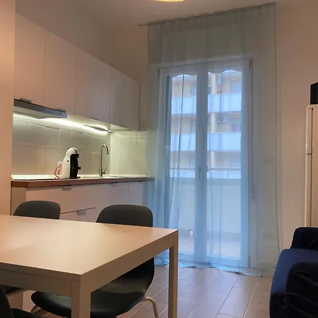 Laura Comodi Al Centro E רוסולינה מארה